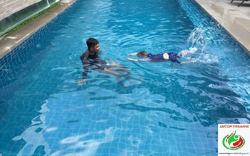 Dạy bơi một kèm một trẻ em ở hồ bơi Nhất Lan